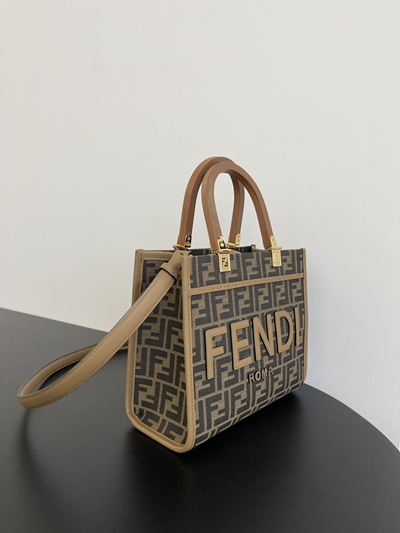 フェンディバッグ背面デザイン